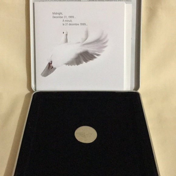 UN Blue Ribbon Peace Stamp And Coin Set - Picture 7 of 8